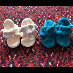 2 Pairs Cozie Fleece Booties, Zutano, size 6 mos (Pagoda Blue and Cream color)